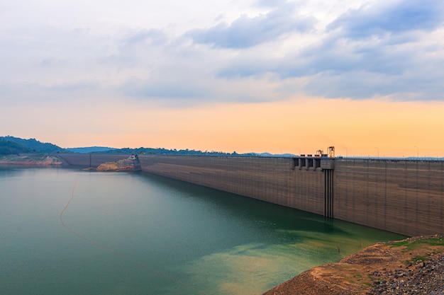 Photo vue sur la rivière et les montagnes du barrage khun dan prakan chon est le plus grand et le plus long barrage en béton compacté au monde.