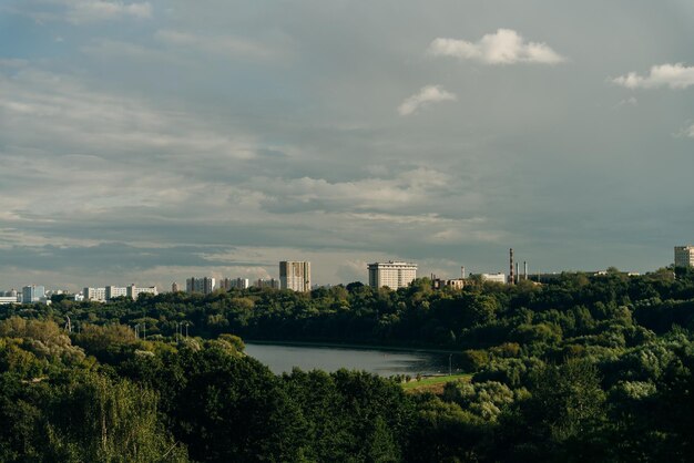 Photo vue de la rivière de moscou depuis kolomenskoye
