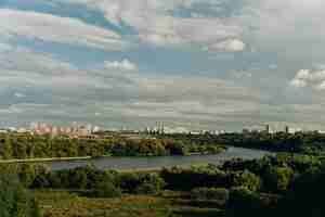 Photo vue de la rivière de moscou depuis kolomenskoye