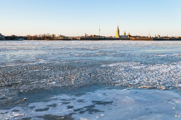 Vue sur la rivière Neva et la forteresse Pierre et Paul