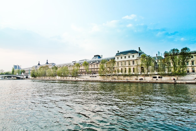 Vue sur la rivière de Paris depuis la Seine