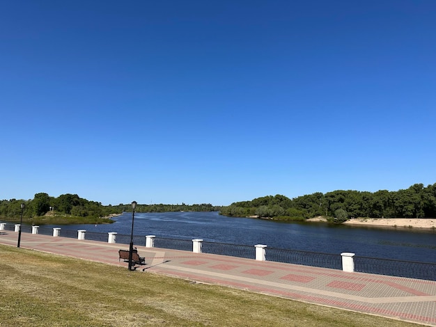 vue sur la rivière et le remblai de la ville