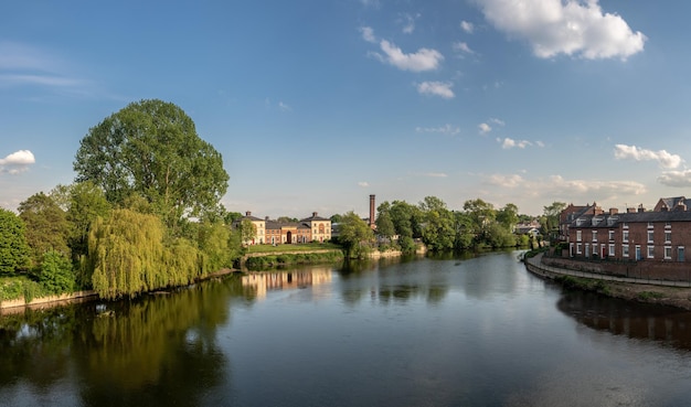 Vue sur la rivière Severn depuis le pont anglais à Shrewsbury