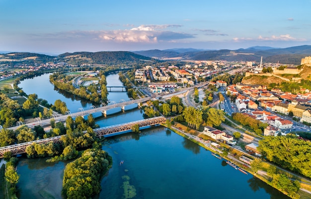 Vue sur la rivière Vah à Trencin, Slovaquie.