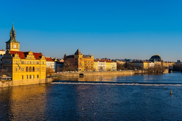 Vue sur la rivière vltava à prague