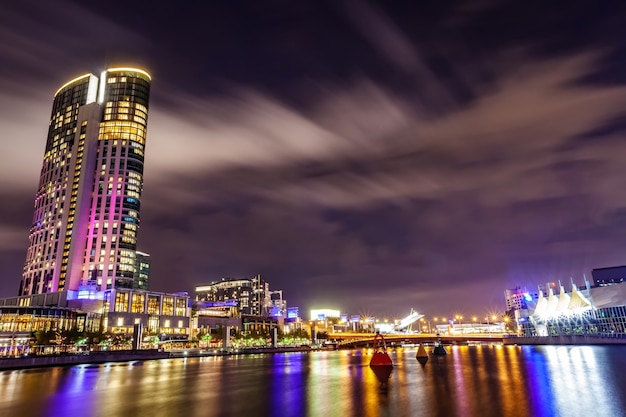 Une vue sur la rivière Yarra à l&#39;emblème du centre-ville de Melbourne pendant la nuit