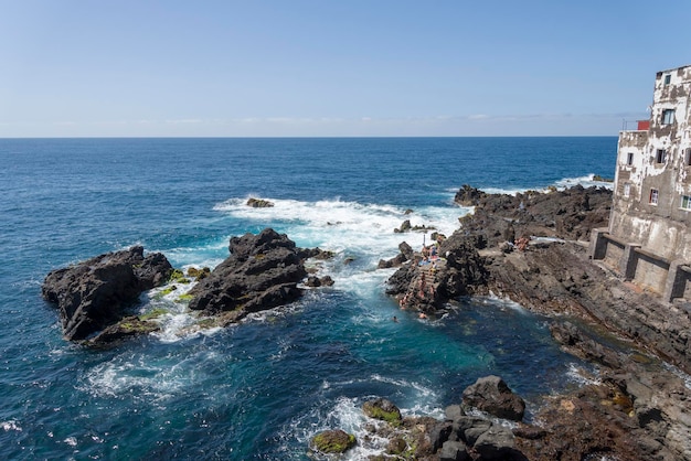 Vue sur les rochers et la mer d'en haut