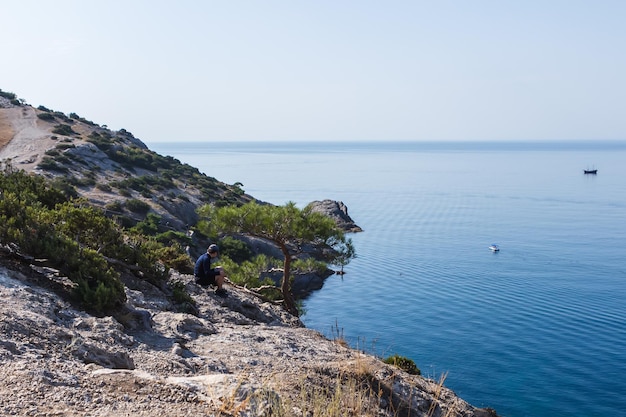 Vue sur les rochers de la mer Noire depuis le sentier Golitsyn