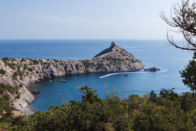 Vue sur les rochers de la mer Noire depuis le sentier Golitsyn