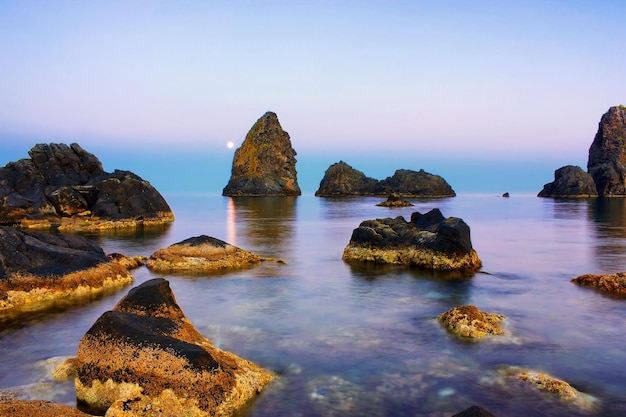 Vue des rochers sur la plage.
