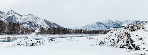 Vue sur les rochers et la rivière en hiver