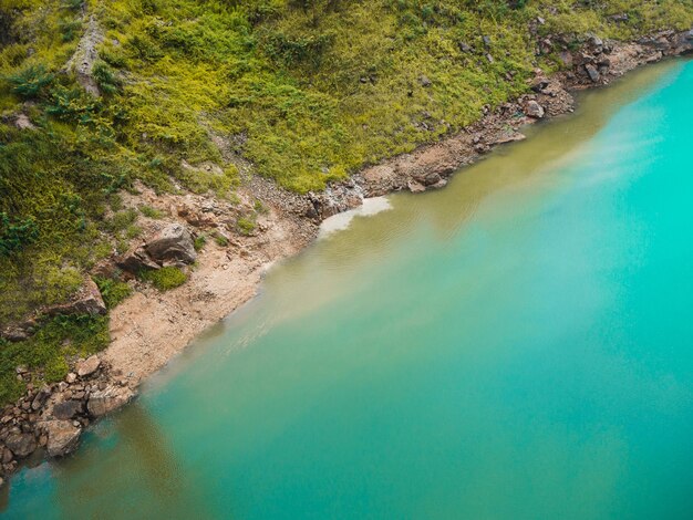 Vue des roches par la mer sous un angle élevé