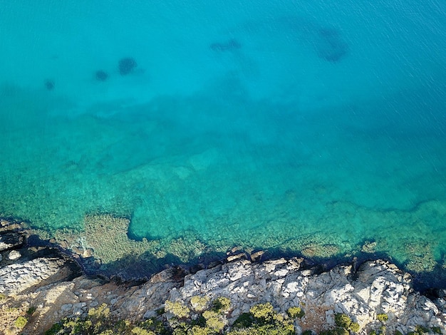 Vue des roches par la mer sous un angle élevé