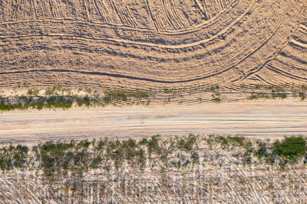 Photo vue sur la route de campagne d'en haut prise de vue par drone