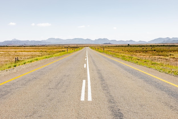 Vue d'une route de campagne vide dans les régions rurales de l'Afrique du Sud