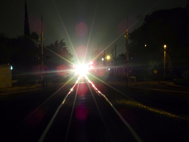 Vue de la route éclairée la nuit