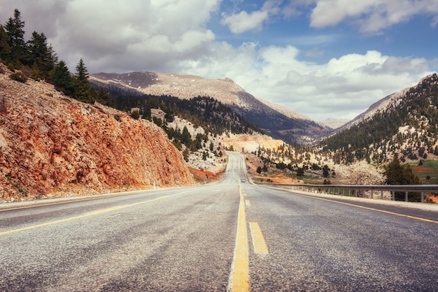 Vue d'une route goudronnée qui vidéo vers les montagnes