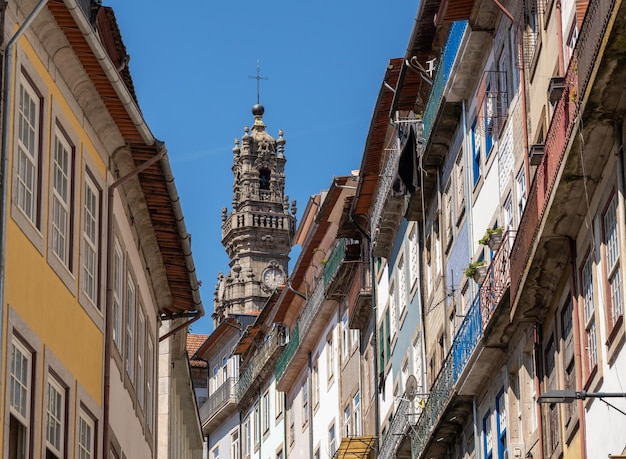 Vue sur une route menant à l'église et à la tour de Torres dos Clerigos