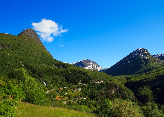 Vue sur la route de montagne et le village de Geiranger, Norvège