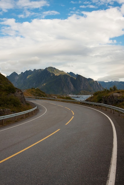 Vue d'une route sinueuse vide aux îles Lofoten