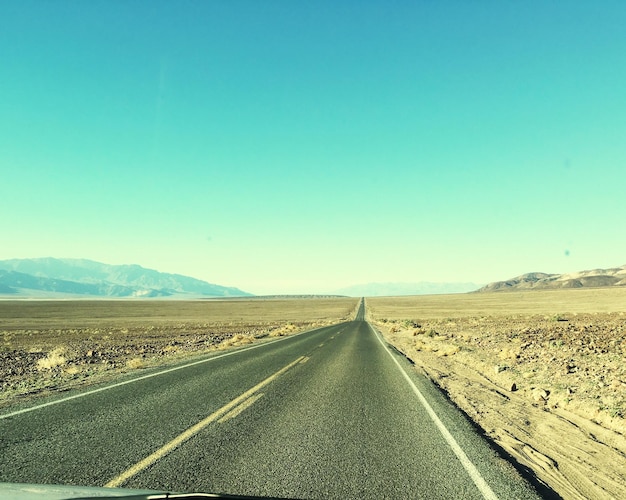 Vue de la route vide contre un ciel bleu clair