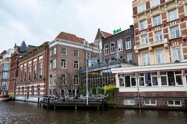 Vue sur la rue d'Amsterdam par temps nuageux