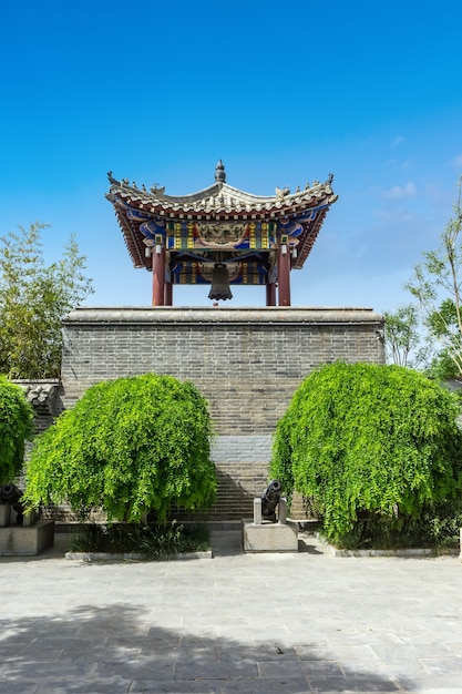 Vue sur la rue de l'architecture chinoise ancienne, mur de la ville, tour du château