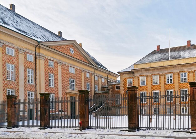 Vue de rue aux bâtiments d'état en hiver Copenhague du Danemark