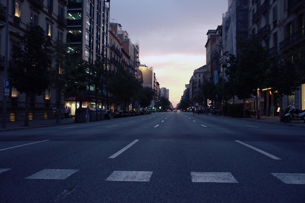 Vue de la rue et des bâtiments de Barcelone dans l'après-midi