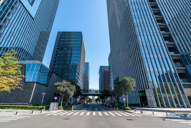 Vue de rue des bâtiments modernes à Ningbo Chine