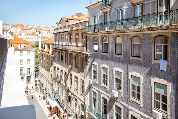 Vue sur la rue avec de beaux bâtiments dans la vieille ville de Lisbonne, Portugal