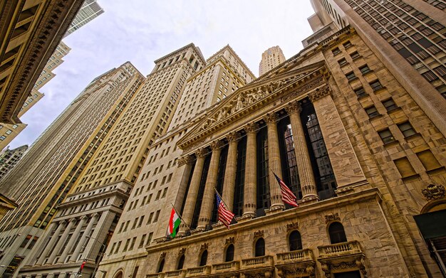 Vue sur la rue de la Bourse de New York, ou NYSE, à Wall Street dans le quartier financier de Lower Manhattan, New York des États-Unis. Skyline et paysage urbain avec des gratte-ciel aux États-Unis d'Amérique, NYC, États-Unis