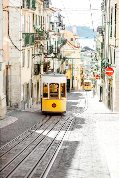 Vue sur la rue avec le célèbre tramway funiculaire jaune à Lisbonne pendant la journée ensoleillée au Portugal