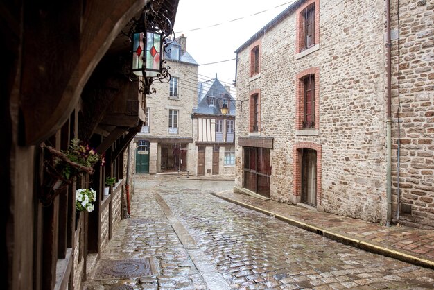 Vue sur la rue de la célèbre ville de Dinan en Bretagne en France