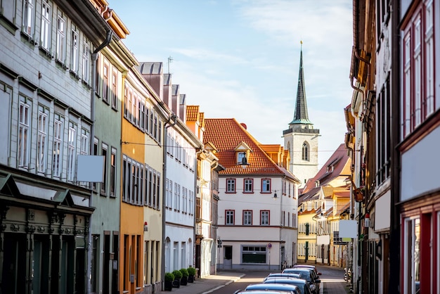 Vue sur la rue avec le clocher de l'église de la vieille ville d'Erfurt en Allemagne