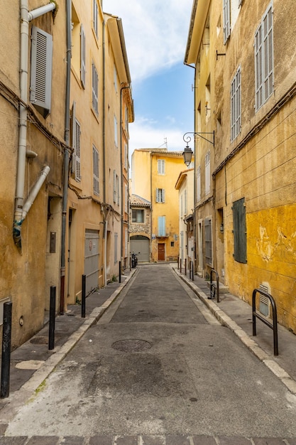 Vue sur la rue confortable avec des portes et des murs colorés. Traditionnel sud de la France, Italie, Méditerranée