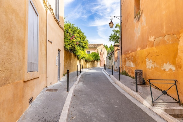 Vue sur la rue confortable avec des portes et des murs colorés. Traditionnel sud de la France, Italie, Méditerranée