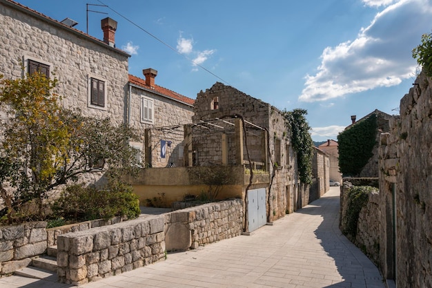 Vue sur la rue dans l'ancienne ville de Ston, Croatie