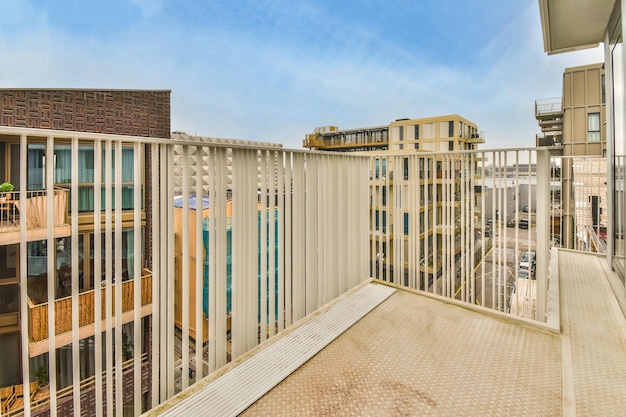 Vue sur la rue depuis le balcon d'une maison