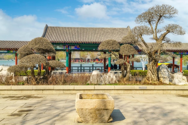 Vue sur la rue du paysage du jardin chinois de Jinan