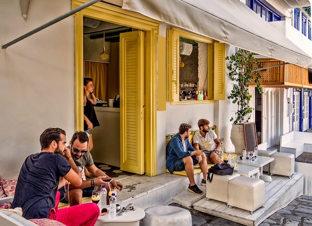 Vue sur la rue étroite de l'île de Skopelos en Grèce avec des menus de tavernes et de la publicité