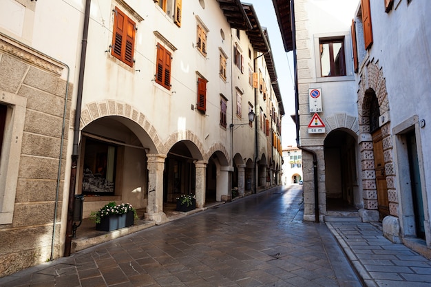 Vue sur la rue Gemona avec les arches typiques de la vieille ville