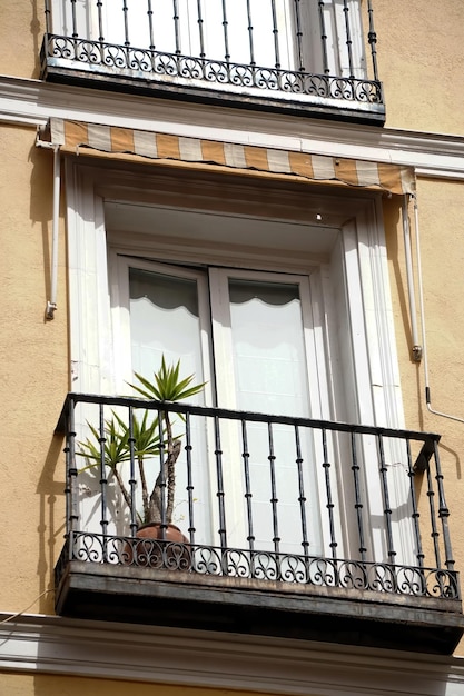 Vue sur la rue jusqu'à l'immeuble d'appartements dans la ville de Madrid. Architecture traditionnelle de Madrid, Espagne