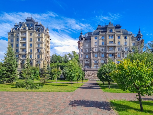 Vue sur la rue de Kazan avec des maisons d'habitation près du quai de Kazan