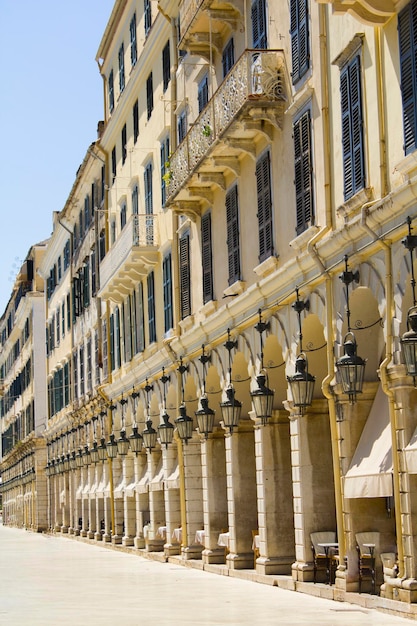 Vue sur la rue et lanternes rétro. Kerkyra. Corfou. Grèce.