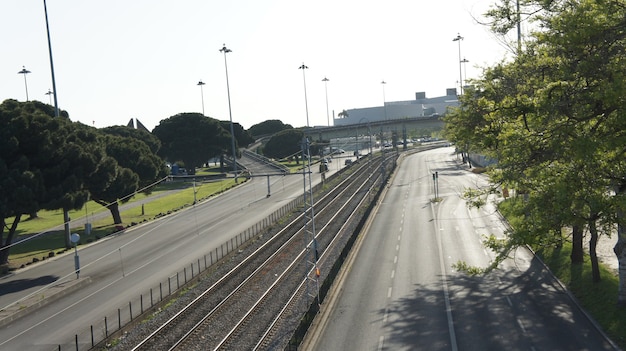 Vue sur la rue de Lisbonne avec des rails