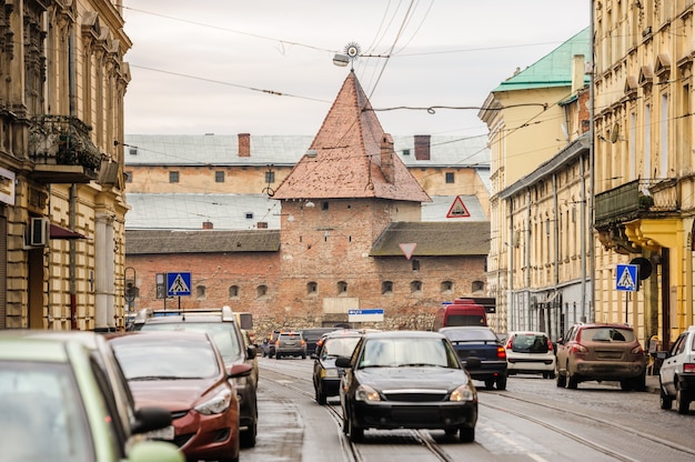 Vue de la rue de Lviv avec manège militaire, Ukraine