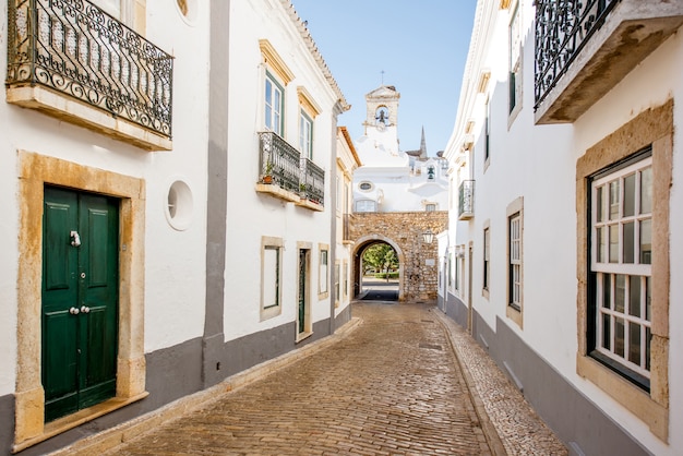 Vue sur la rue avec des maisons blanches dans la vieille ville de Faro au sud du Portugal