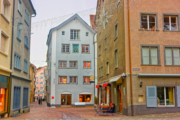 Vue sur la rue Martinsplatz avec décoration de Noël dans la vieille ville de Coire. Coire est la capitale du canton des Grisons en Suisse. Il se trouve dans la vallée alpine. La ville est la plus ancienne ville de Suisse