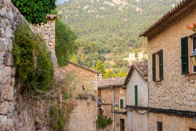 Vue d'une rue médiévale du village pittoresque de style espagnol Valdemossa à Majorque ou à Majorque